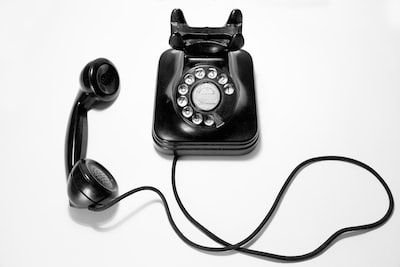 Téléphone à grosses touches ou téléphone portable pour les personnes âgées ?