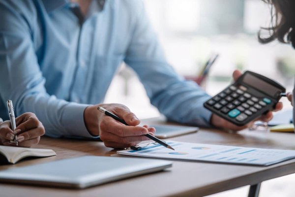 Quels sont les frais annexes à prévoir lors de l'achat ou de la vente d'un bien immobilier ?